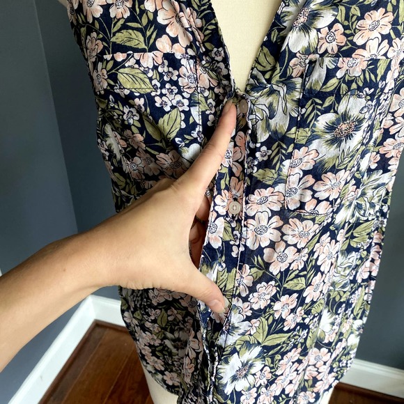 GAP navy blue sleeveless button down tank top - Picture 6 of 8